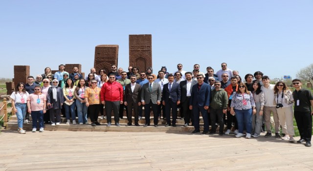 Akademisyen ve üniversite öğrencileri Ahlatın tarihi mekanlarını gezdi