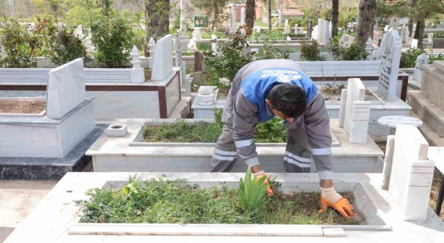 Aksarayda belediye ekipleri mezarlıkları bayrama hazırlıyor