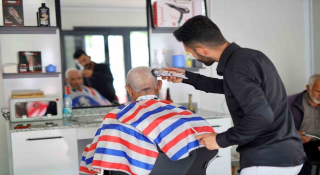 Aksarayda emekliler ücretsiz tıraş ediliyor