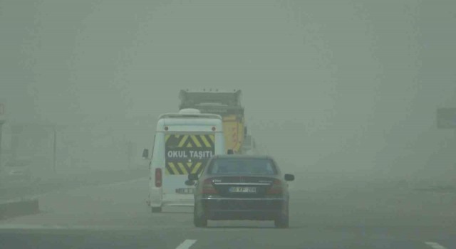 Aksarayda fırtına ve toz bulutu etkili oluyor