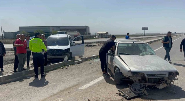 Aksarayda iki araç kavşakta çarpıştı: 2 hafif yaralı