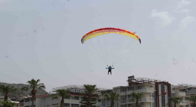 Alanya semaları yamaç paraşütleriyle renklendi