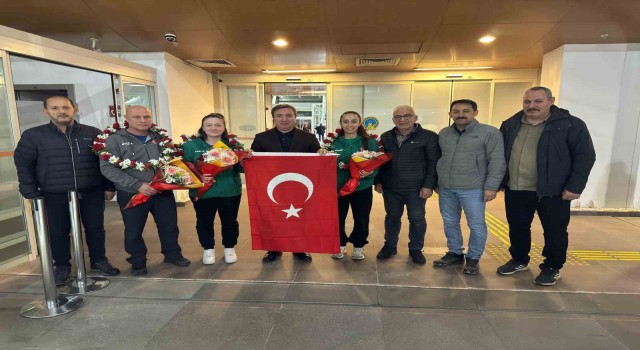 Almanyada tarih yazan Erzincanlı kızlara havalimanında karşılama