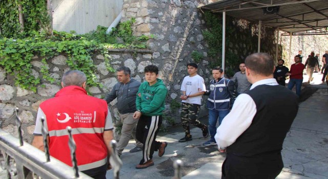 Amasyada İl Göç İdaresi binasından kaçan 25 kaçak göçmenden 24ü yakalandı, bakanlık soruşturma başlattı