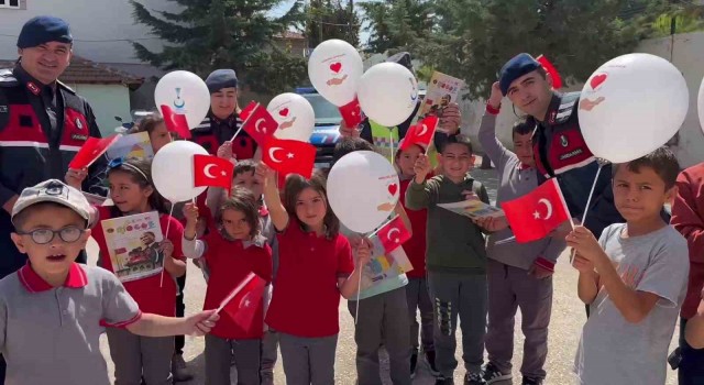 Amasyada jandarmalar öğrencilere bayram sevinci yaşattı
