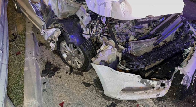 Anadolu Otoyolunda sahne sistemleri taşıyan pikapa otomobil çarptı: 2 yaralı