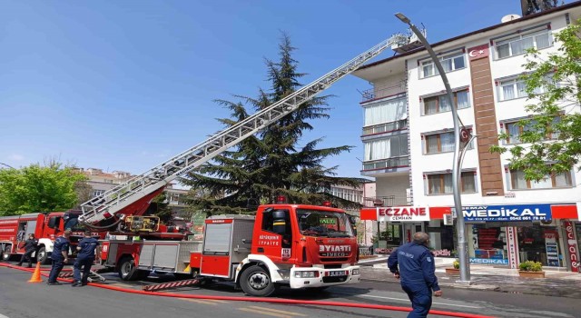 Ankarada 4 katlı apartmanın çatısında yangın