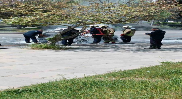 Ankarada seyir halindeki araç alevlere teslim oldu