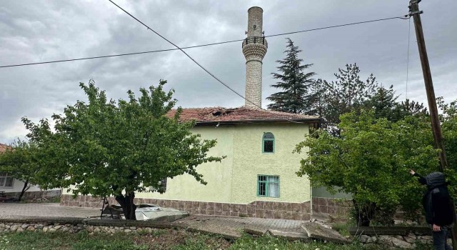 Ankarada şiddetli rüzgar 2 caminin minaresini yıktı