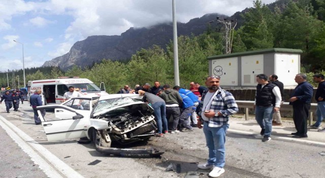 Antalya- Isparta karayolunda 2 araç birbirine girdi: 1 ölü, 7 yaralı