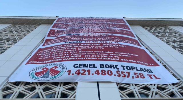 Antalyada CHPli belediye, önceki CHPli yönetimin borçlarını belediye binasına astı