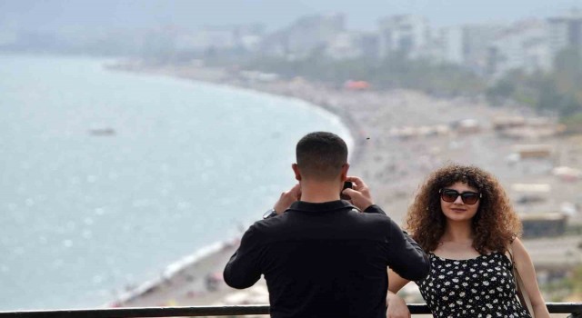 Antalyada çöl tozunun etkisi azaldı, sahiller doldu