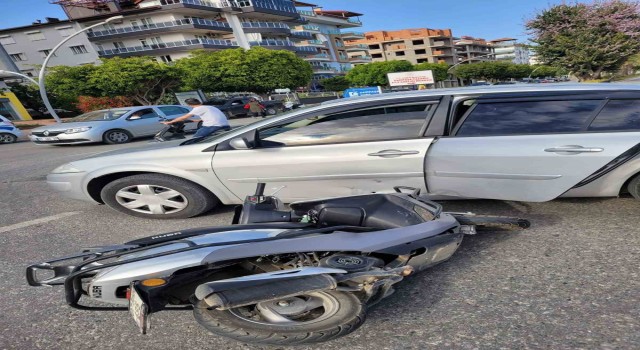 Antalyada motosiklet ile otomobil çarpıştı: 1 yaralı