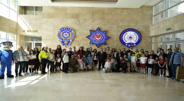 Antalyada öğrenciler hayallerindeki polisi resme taşıdı