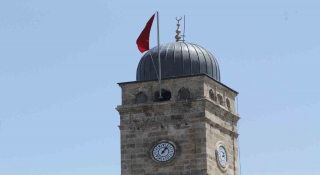 Antalyada Saat Kulesine dikilen bayrağa yapılan itiraza Vali Şahin son noktayı koydu