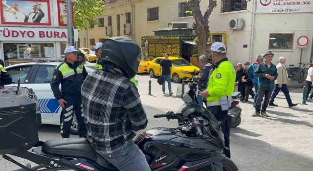 Araç girişinin yasak olduğu caddede polis denetim yaptı