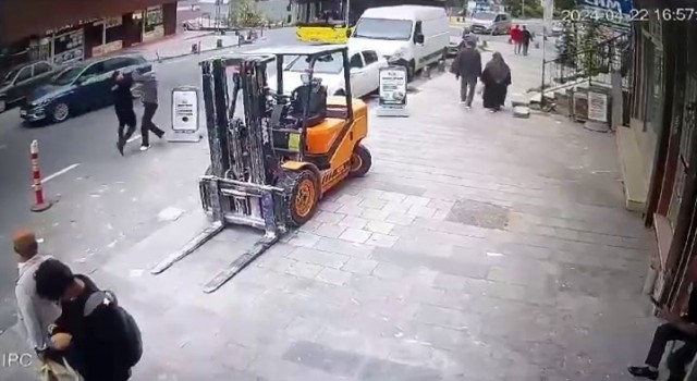 Arnavutköyde yaya ve sürücünün yol vermeme kavgası kamerada