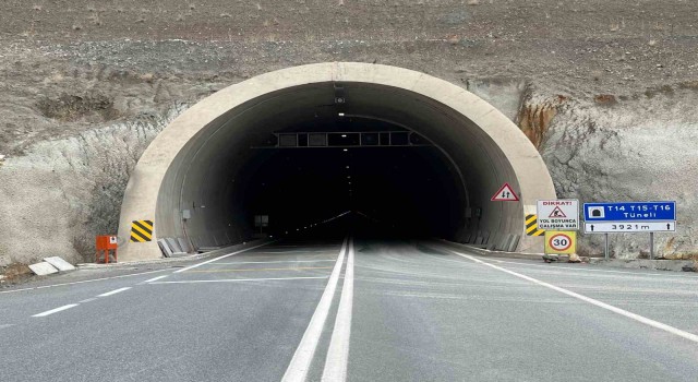 Artvinde çatlak ve açılmaların oluştuğu tünelde kaymanın durduğu bildirildi