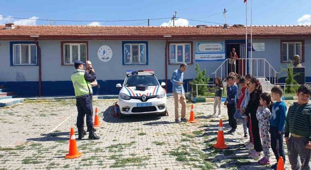 Aslanapada öğretmen ve öğrencilere trafik eğitimi