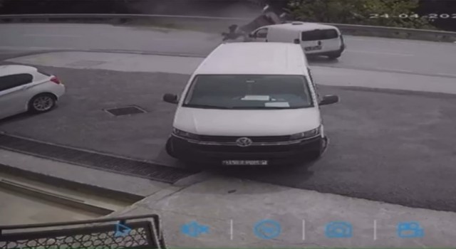 Ataşehirde otomobil ve motosikletin karıştığı kaza anı kamerada