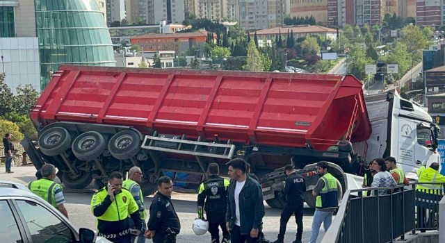 Ataşehirde tır yan yattı, cadde trafiğe kapatıldı