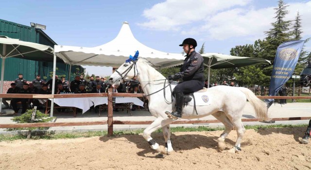 Atlı polislere taze kan