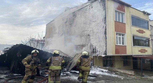 Avcılarda araç garajındaki yangın binanın cephesine sıçradı