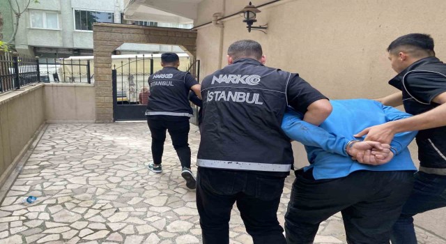 Avcılarda zehir tacirleri, polisin geldiğini görünce evdeki uyuşturucuları ateşe verdi