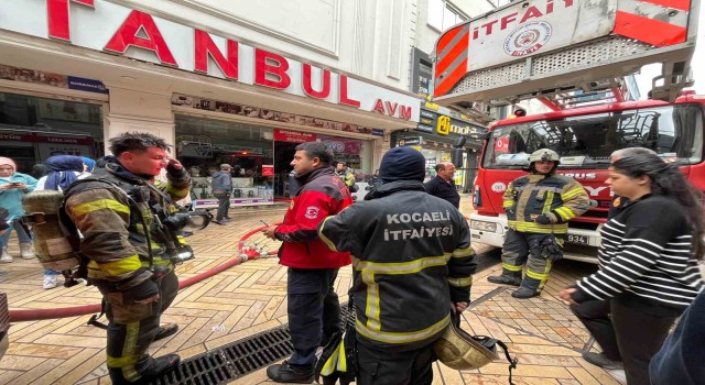 AVMde yangın paniği