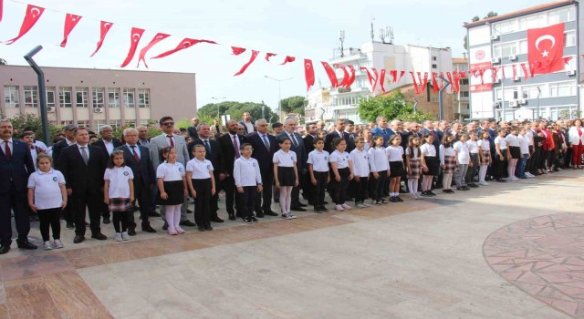 Aydında 23 Nisan kutlamaları çelenk töreni ile başladı