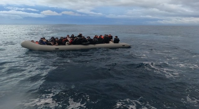 Ayvalık açıklarında 56 düzensiz göçmen yakalandı