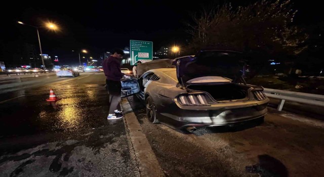 Bağcılarda lüks otomobil alev alev yandı