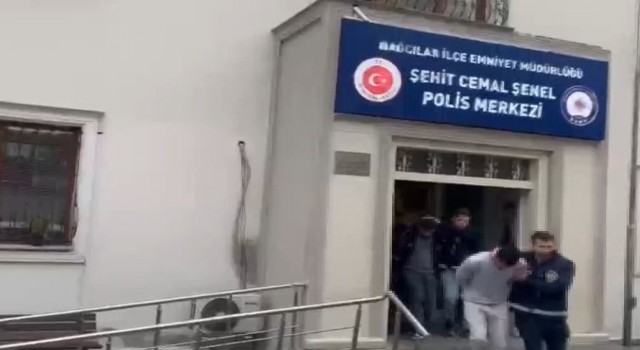 Bağcılarda sokak ortasında bıçaklı ve silahlı saldırı kamerada