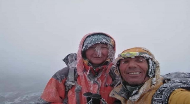 Bahar ayında Ağrı Dağına çıkan dağcıların yüzü buz tuttu
