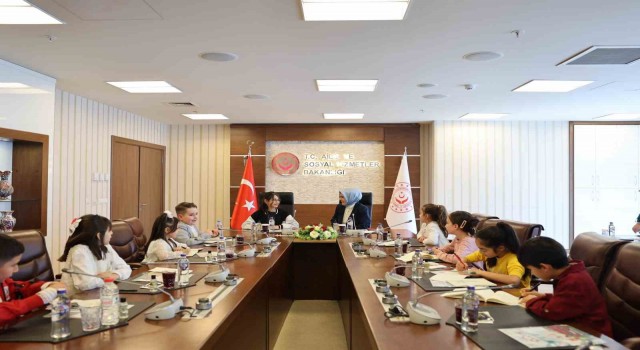 Bakan Göktaş, koltuğunu şehit kızı Elif Naza devretti