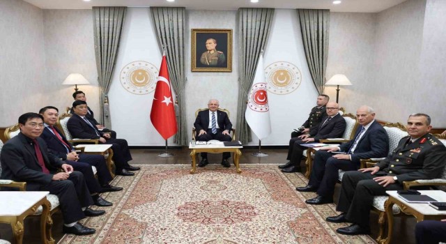 Bakan Güler, Vietnam Savunma Sanayi Başkanı Korgeneral Tuanı kabul etti