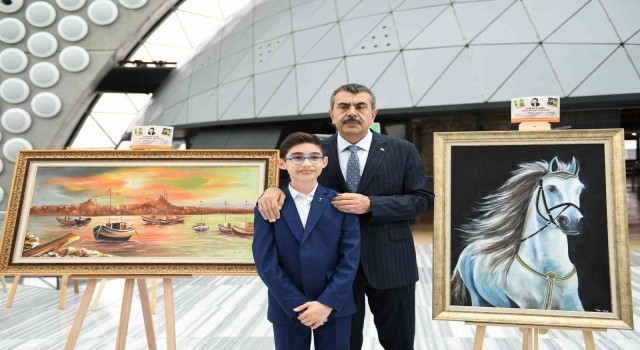 Bakan Tekin şehit polis memuru Hüseyin Gülün oğlu Talhanın sergisini ziyaret etti