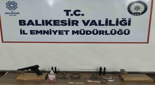 Bandırmada iki şahıs uyuşturucu madde ve ruhsatsız silahla yakalandı