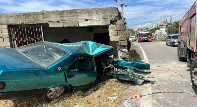Barakaya çarpan otomobil hurdaya döndü, sürücüsü ağır yaralandı