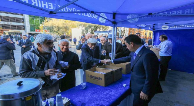 Başkan Arastan bayram sabahı vatandaşlara simit ve peynir