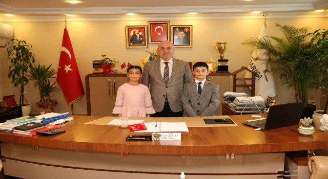 Başkan Bıyık koltuğunu çocuklara bıraktı