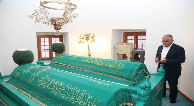 Başkan Büyükkılıç, esnafla buluştu, Şeyh İbrahim Tennuri Hazretlerinin türbesini ziyaret etti