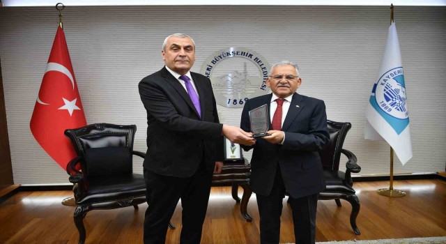 Başkan Büyükkılıça eğitimcilerden teşekkür plaketi