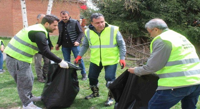 Başkan Demir eldivenlerini giyerek çöp topladı