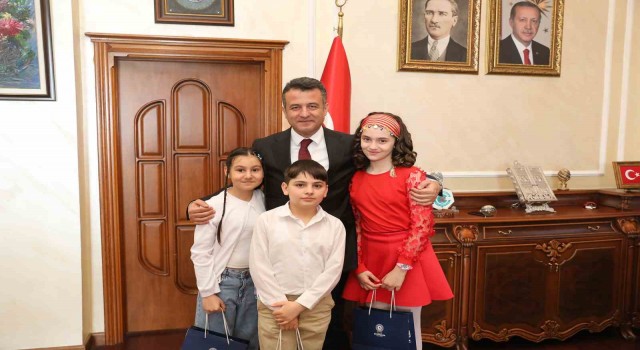 Başkan Doğan, koltuğunu çocuklara bıraktı