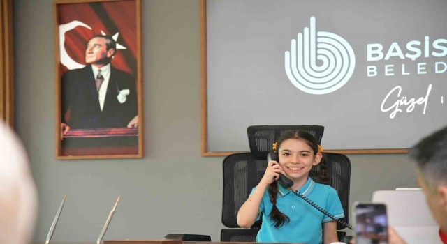 Başkan Özlü koltuğunu minik Semihaya devretti