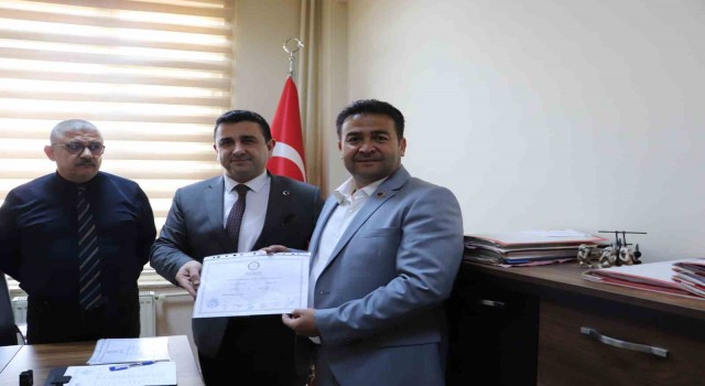 Başkan Üstün Dönmez mazbatasını aldı