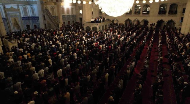 Başkentin camileri Kadir Gecesinde doldu taştı