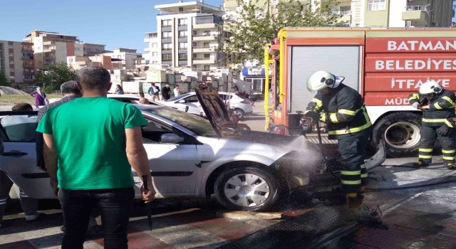 Batmanda seyir halindeki otomobil alev aldı