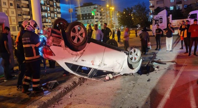 Batmanda takla atarak ters duran araçta 2 kişi yaralandı